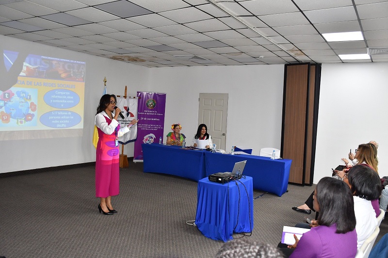 En la charla, se abordaron temas como la Ley 82 de 2013, que establece medidas de prevención. Foto: Diómedes Sánchez  