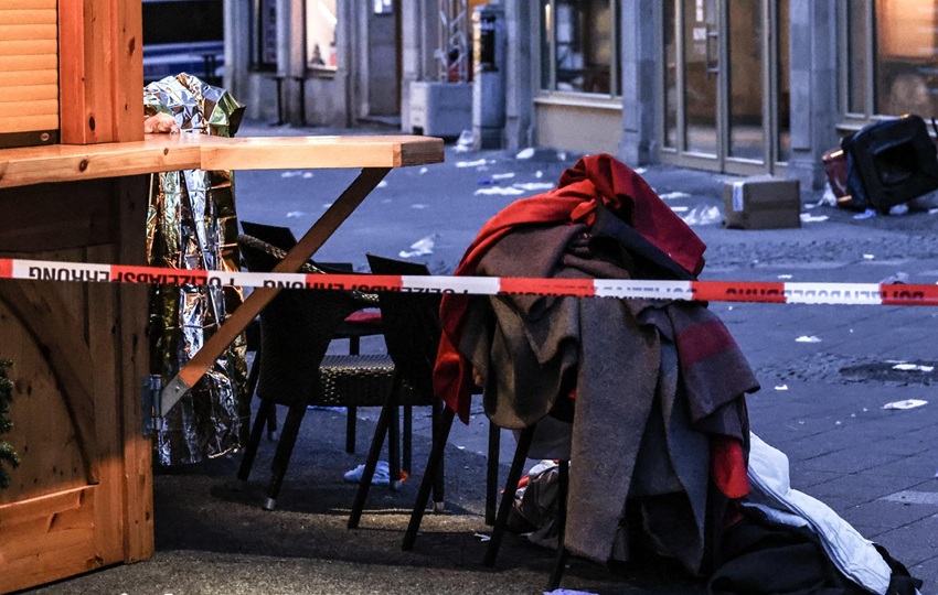 Imagen del cordón policial tras el atropello masivo que causó al menos  200 heridos en un mercadillo navideño en Magdeburgo. Foto: EFE