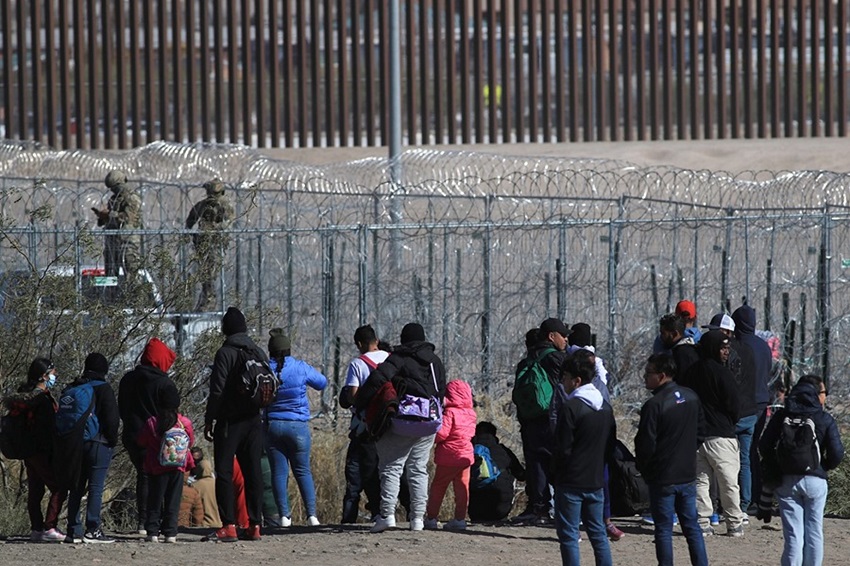 Un grupo de migrantes espera en un punto fronterizo en ciudad Juárez, Chihuahua (México). EFE/Luis Torres