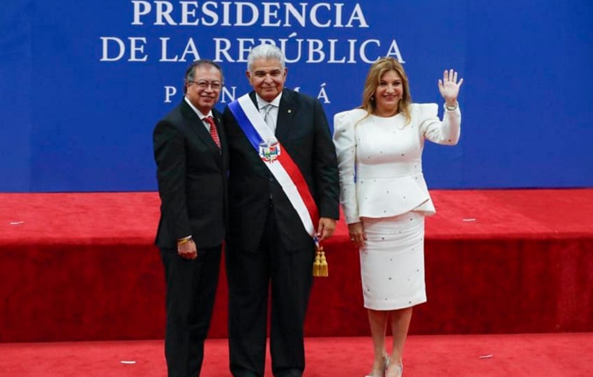 José Raúl Mulino (c), y su esposa, Maricel Cohen (d) posan con el presidente de Colombia, Gustavo Petro, el pasado 1 de julio. Foto: EFE/Archivo