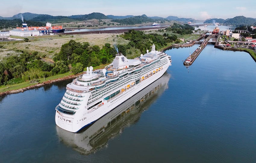 Cruce de naves por el Canal de Panamá. Foto: Cortesía