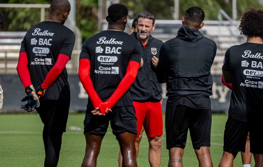 Thomas Christiansen conversa con los jugadores de Panamá. Foto: FPF