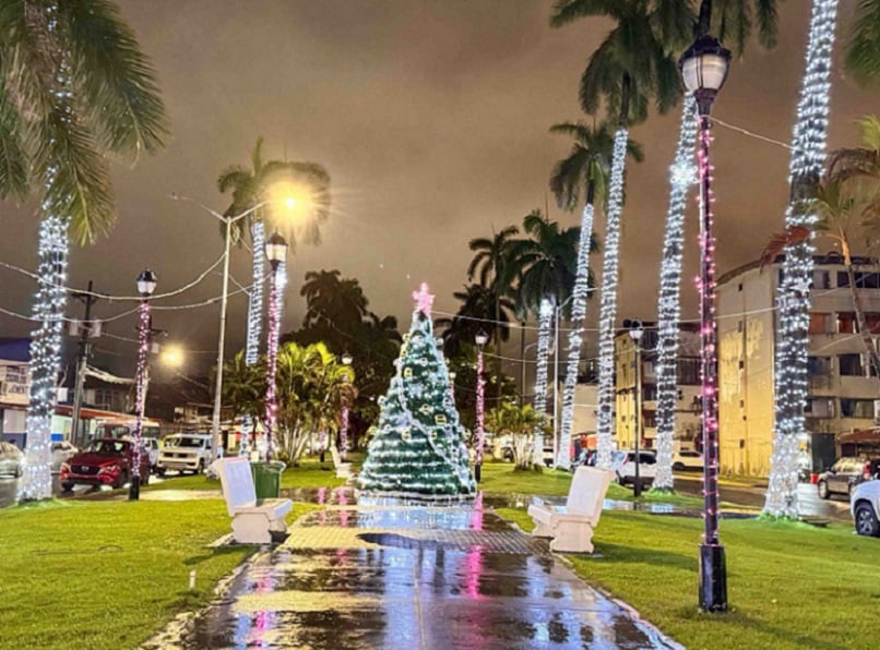  Un ambiente navideño fue instalado por la Alcaldía del distrito de Colón. Foto: Diómedes Sánchez 