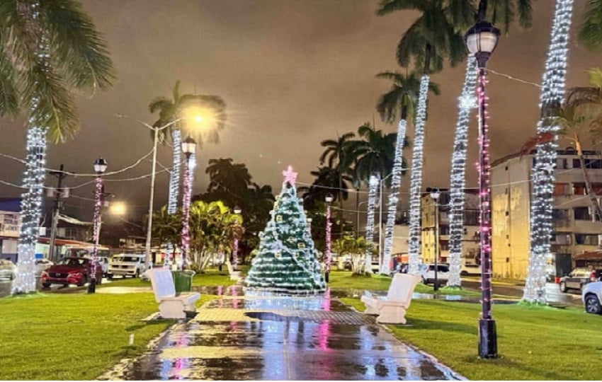  Un ambiente navideño fue instalado por la Alcaldía del distrito de Colón. Foto: Diómedes Sánchez 