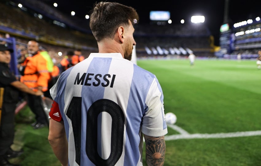 Lionel Messi en el estadio La Bombonera, en Buenos Aires (Argentina). Foto: EFE / Juan Ignacio Roncoroni