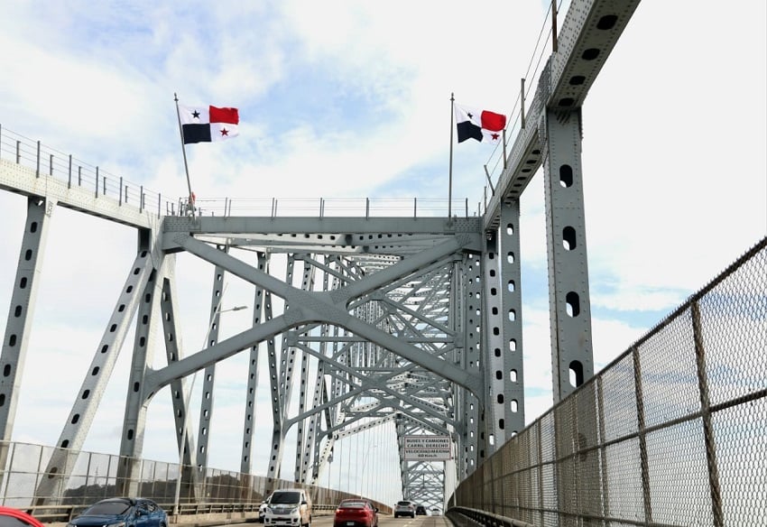 El puente de las Américas luce las banderas colocada en su arco, que lo hace único en el mundo. Foto: Cortesía MOP