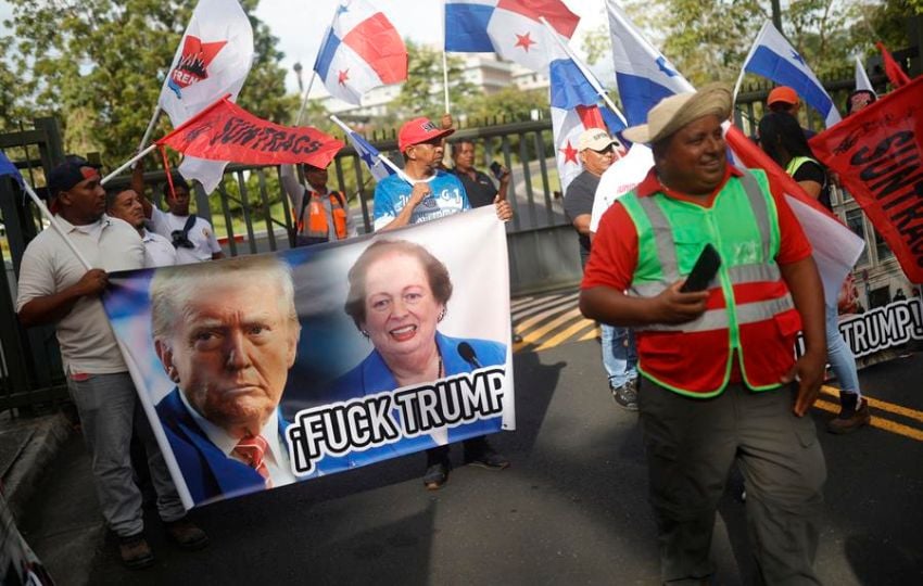  Integrantes de grupos sindicales protestan frente a la Embajada de Estados Unidos. Foto: EFE