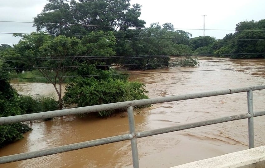 Cuando el río se desborda, el tráfico sobre el puente se paraliza. Foto: Cortesía