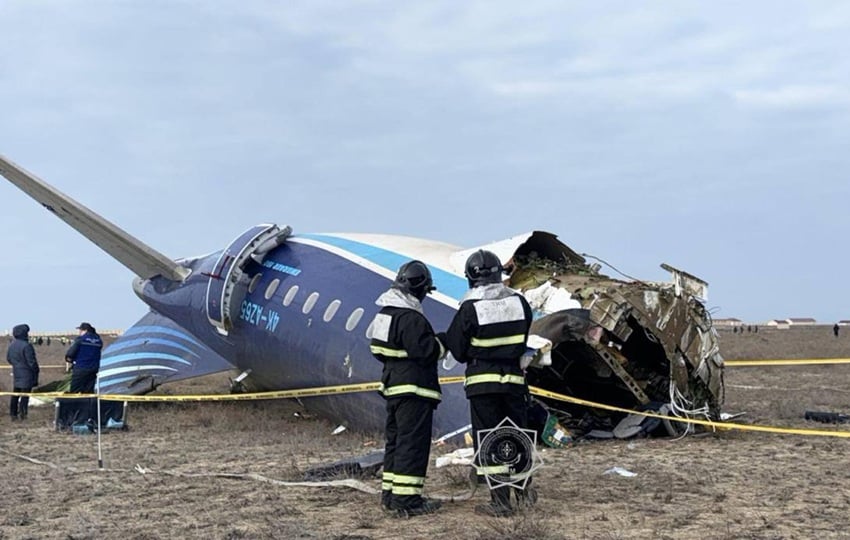 Miembros de los servicios de emergencias examinan los restos del avión de las líneas áereas de Azerbaiyán (AZAL) que se estrelló en el oeste de Kazajistán. Foto: EFE