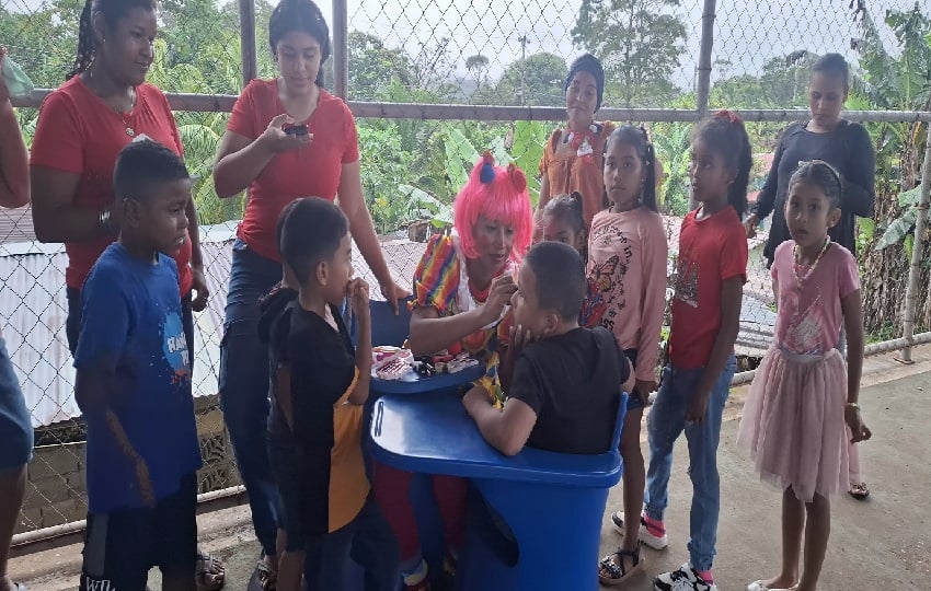 La alegría fue amplificada por la participación de la payasita Pimientita, quien pintó caritas y llenó de risas a los asistentes.  Foto. Diomedes Sánchez