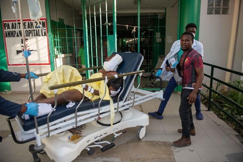 Un periodista herido en un ataque es atendido en el hospital La Paixe, en Puerto Príncipe (Haití). EFE/ Johnson Sabin