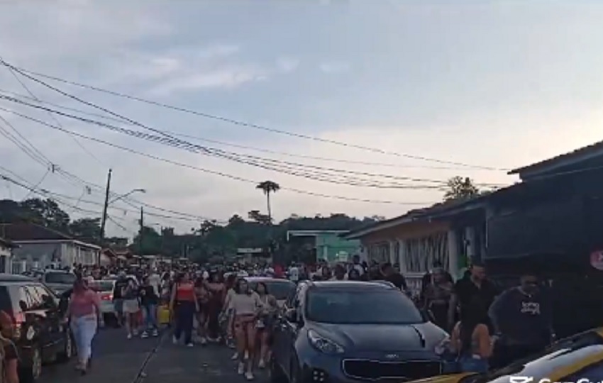 Una gran cantidad de personas fueron desalojados en varios sectores de Vacamonte duerante un parking. Foto. Policía Nacional