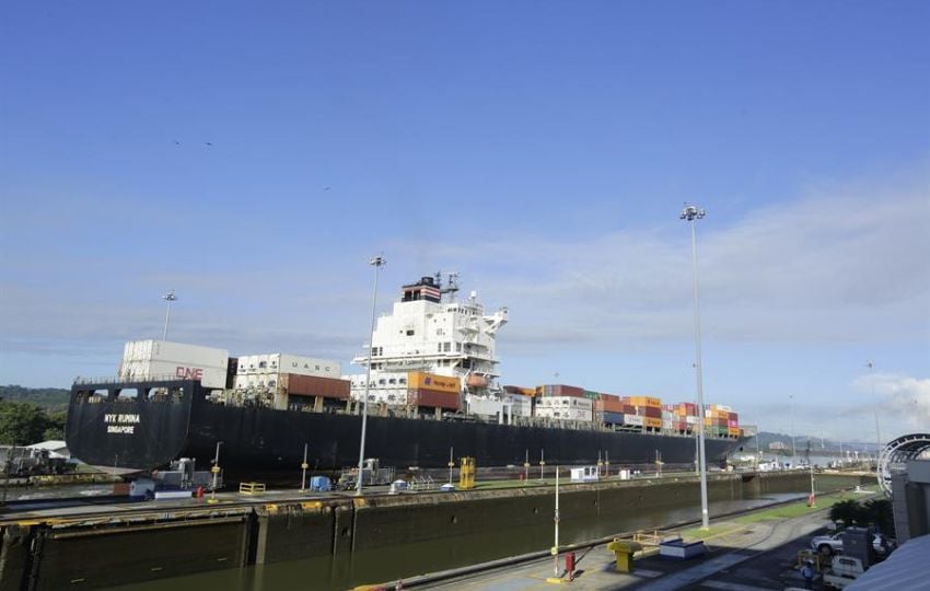 Un barco navegando por la esclusas de Miraflores en el canal de Panamá. Foto: EFE