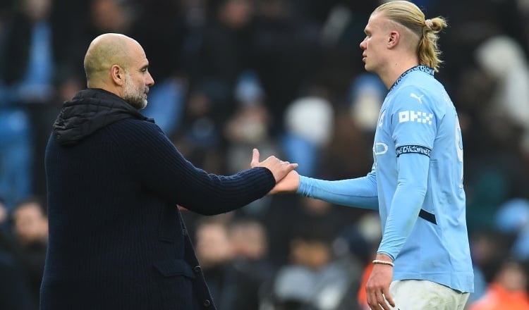 Pep Guardiola (izq)  técnico del Manchester City, saluda a Erling Haaland. Foto:EFE 