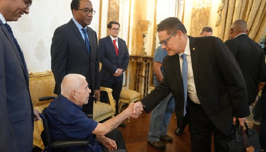 El Ministro de Seguridad Pública, Frank A. Ábrego y el Director del SPI,  Óscar Beitia, le dieron la medalla de Servicio distinguido del SPI. Foto: Cortesía.