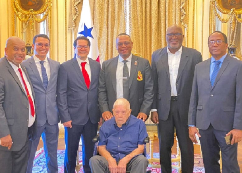 El Sargento León escoltado por miembros de la Fundación de Veteranos y su presidente, Esteban Blis (Izq.). Foto: Cortesía. 