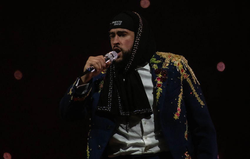 Bad Bunny en su concierto de cierre de la gira 'Most Wanted Tour'. Foto: EFE / Enid M. Salgado Mercado