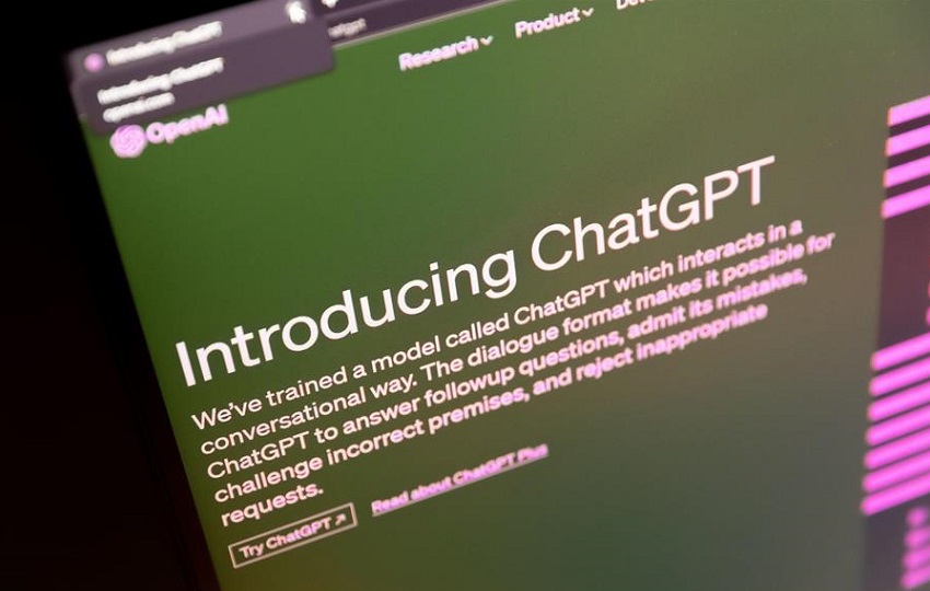 Una computadora con la portada de ChatGPT. Foto: EFE