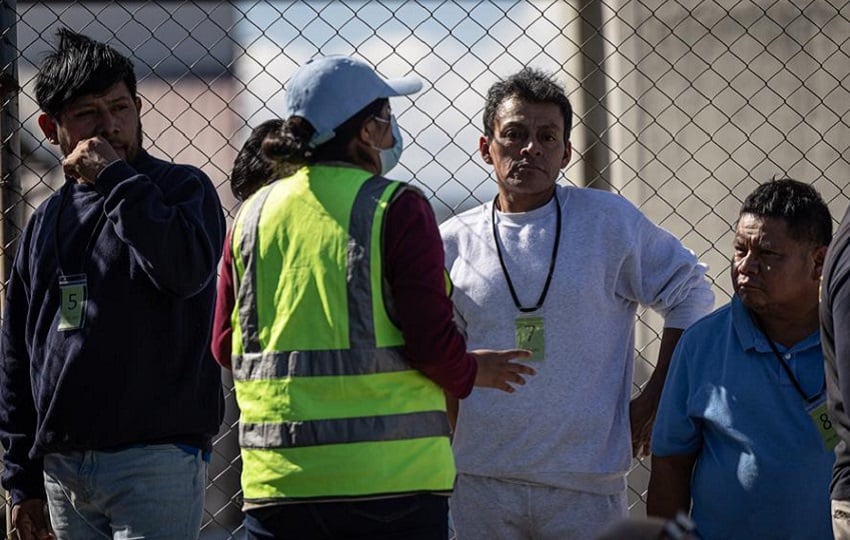 Un grupo de personas llega a la base de la Fuerza Aérea de Guatemala deportados desde Estados Unidos. Foto: EFE