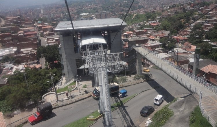 Vista del teleférico de Medellín que ha servido de modelo para sistemas similares en la región. Foto: Archivo