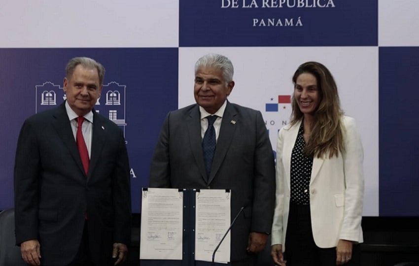 Henry Faarup, secretario del Ferrocarril, José Raúl Mulino,  y Aileen Flasz, vicepresidenta de Arcom. Cortesía Presidencia