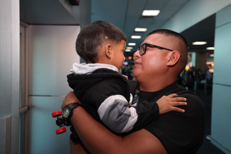 Su padre lo recibió con un abrazo en el aeropuerto, luego de meses de ausencia y esperanza.  Foto: Cortesía. 