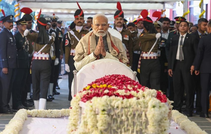 El primer ministro indio, Narendra Modi, rindiendo homenaje durante la ceremonia de cremación. Foto: EFE