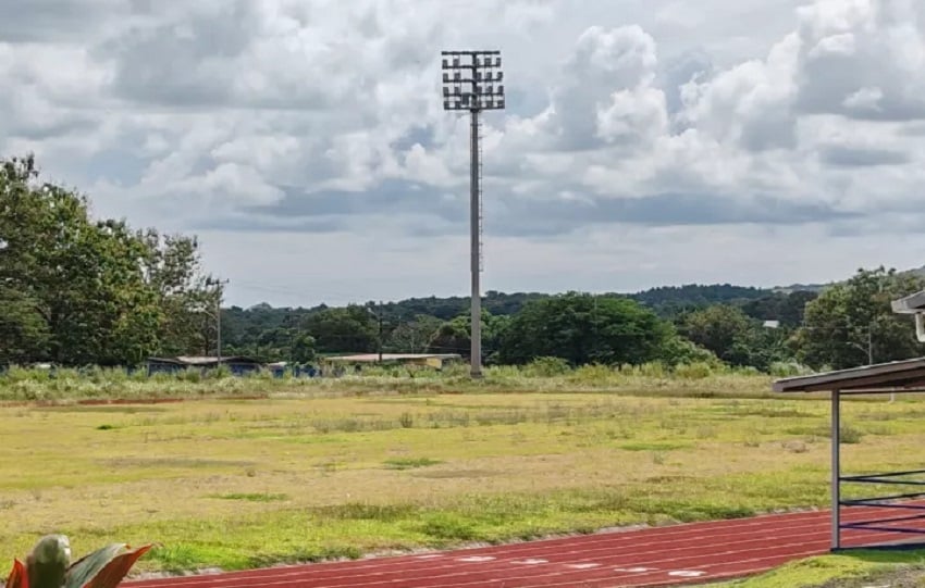 Área deportiva de la Escuela Pedro Pablo Sánchez en franco deterioro. Foto. Eric Montenegro