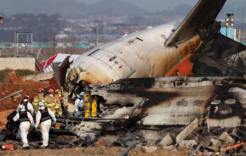 Los bomberos trabajan en los restos del avión Jeju Air. Foto: EFE