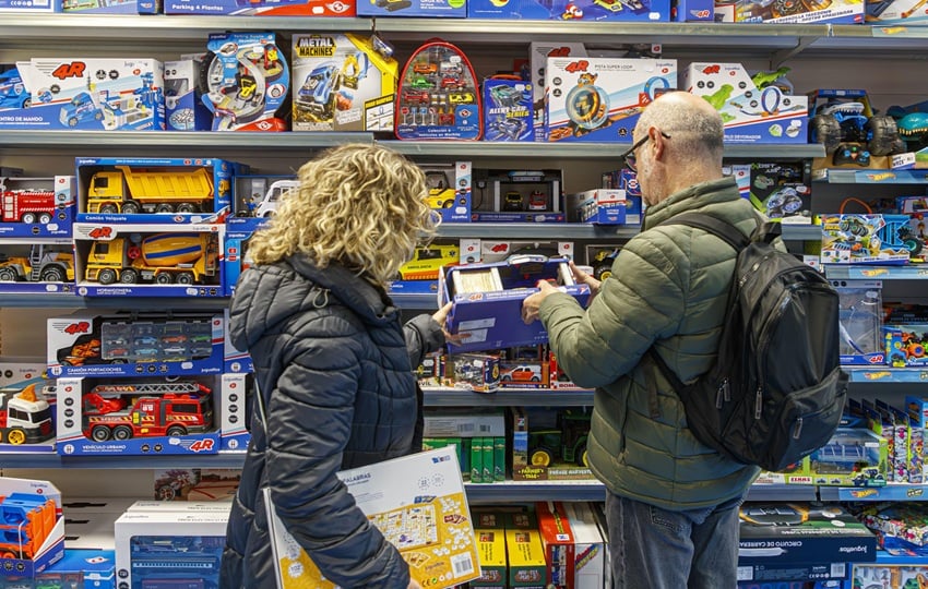 Dos adultos miran juguetes en un establecimiento. Foto: EFE