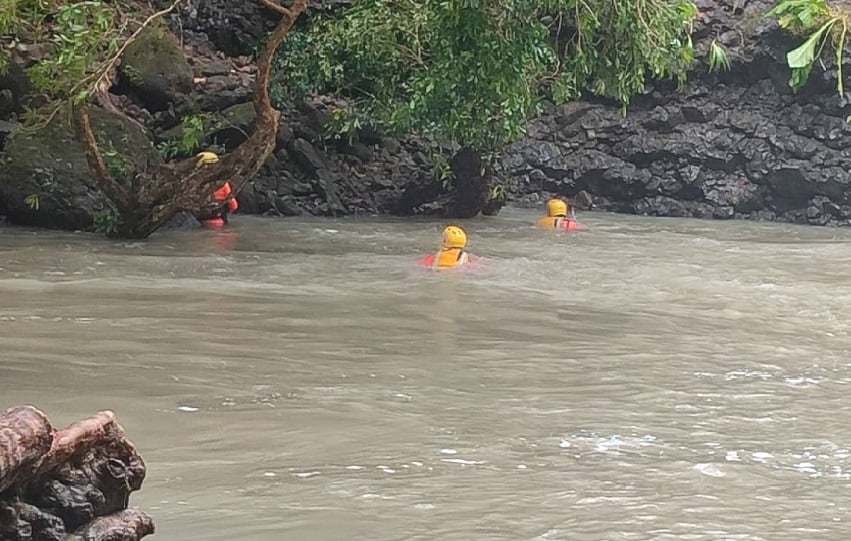 La tarde del domingo, varios ríos en el distrito de Chame aumentaron su caudal de forma considerable debido a la intensa lluvia que se registró desde horas de la mañana.  Foto. Sinaproc