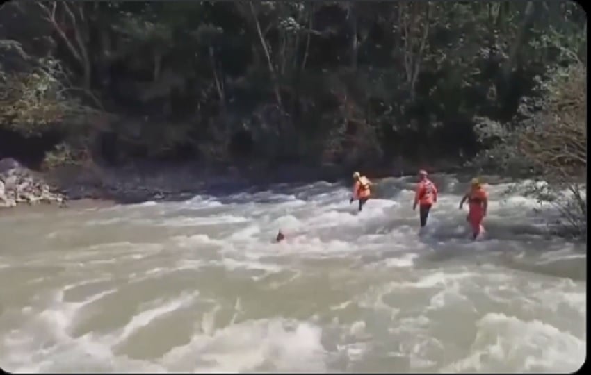 Las autoridades detallaron que el cadáver de Ricardo Eliecer Moreno fue encontrado sumergido en las aguas del río La Estancia. Foto. Sinaproc