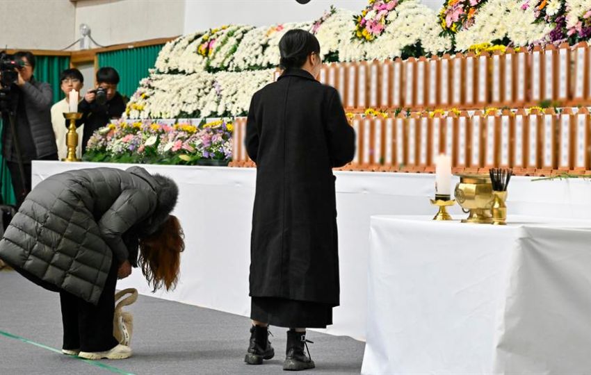 Los dolientes lloran por las víctimas del accidente aéreo de Jeju Air. Foto: EFE