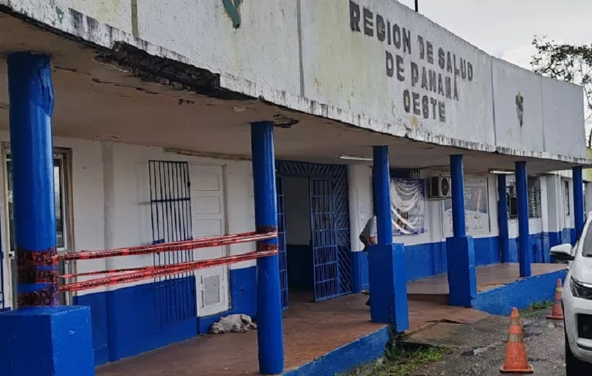 Por razones de seguridad, se ha cerrado el paso a varias secciones del edificio en donde se ha registrado el desprendimiento de la losa del techo. Foto. Eric Mintenegro