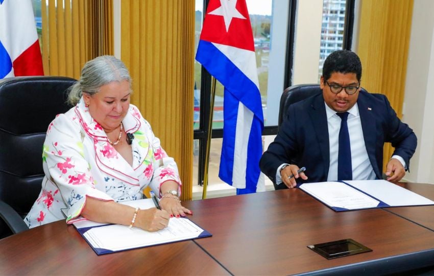 La ministra de Desarrollo Social (Mides), Beatriz Carles y el embajador de Cuba, Víctor Manuel Cairo Palomo. Foto: Cortesía