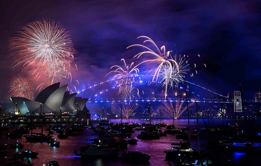 Fuegos artificiales en la bahía de Sydney (Australia), uno de los primeros lugares del mundo en dar la bienvenida a 2025. EFE