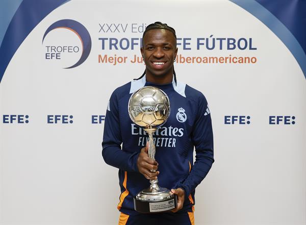  El delantero brasileño del Real Madrid Vinicius jr. posa con el Trofeo EFE al Mejor Jugador Iberoamericano de Fútbol  2024. Foto: EFE