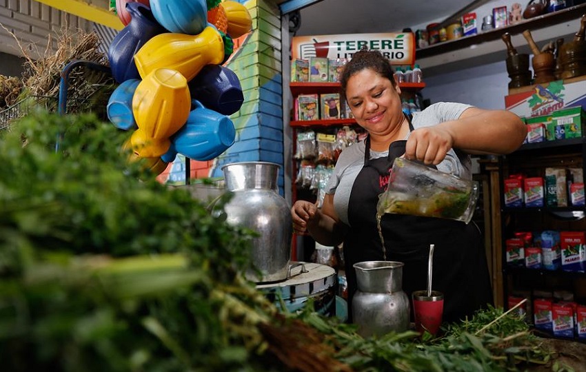 La vendedora de tereré, Silvia Torres, prepara esta bebida tradicional paraguaya. EFE