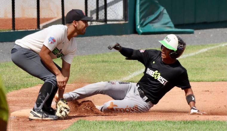 Jugadores de Panamá Oeste en un  partido de fogueo. Foto: Fedebeis