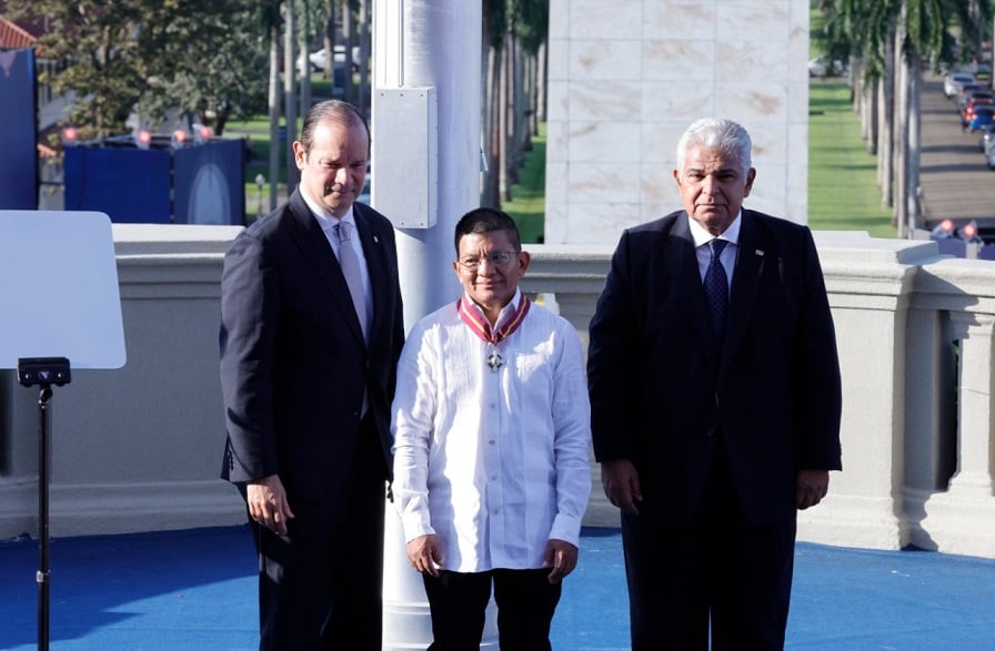 Reconocimiento al trabajador Miguel Guerra. Foto:Cortesía. 