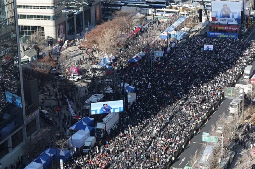 Concentración contra la destitución del presidente Yoon Suk Yeol cerca de la plaza Gwanghwamun, en Seúl, este sábado. EFE/EPA/Yonhap