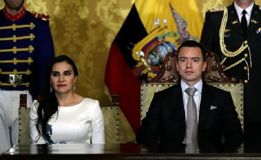 Fotografía de archivo del presidente de Ecuador, Daniel Noboa (d), junto a la entonces vicepresidenta, Verónica Abad (i), en un acto protocolario en el Palacio de Carondeletale en Quito (Ecuador). EFE/José Jácome