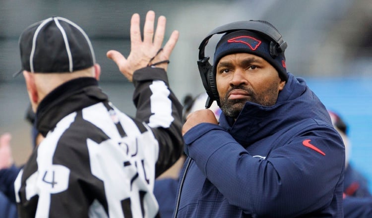 Jerod Mayo, no seguirá como entrenador de los Patriotas de Nueva Inglaterra en el fútbol americano de Estados Unidos. Foto:Foto:EFE