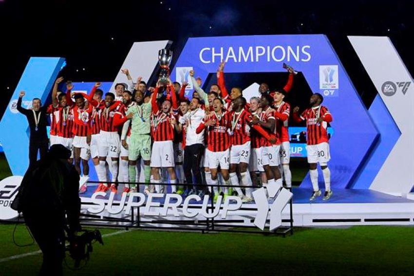 Jugadores del  AC MIlan festejan el titulo de supercampeón de Italia. Foto: EFE