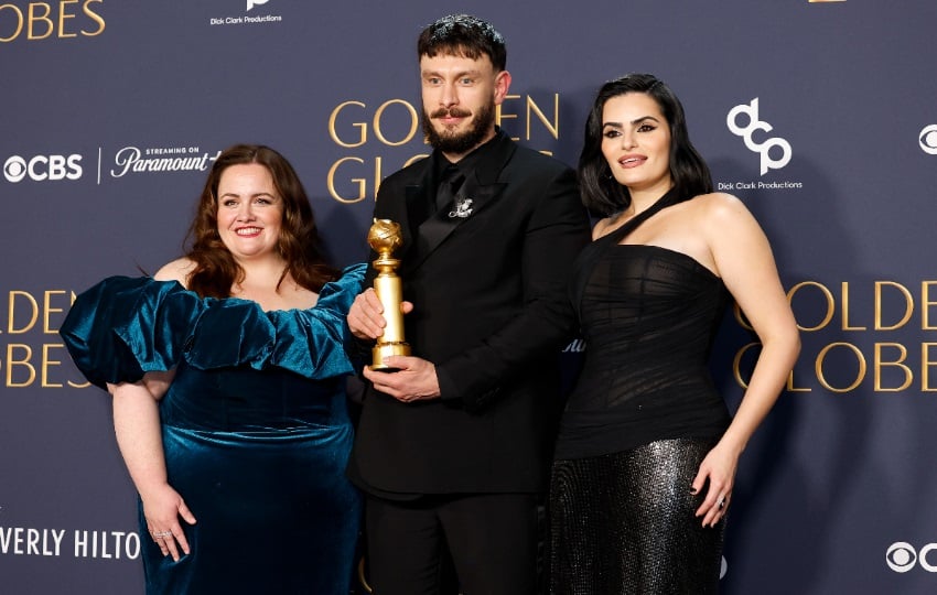 Jessica Gunning, Richard Gadd y Nava Mau , reparto de la serie 'Baby Reindeer' posan en la 82 entrega de los premios Globo de Oro. Foto: EFE / Caroline Brehman 