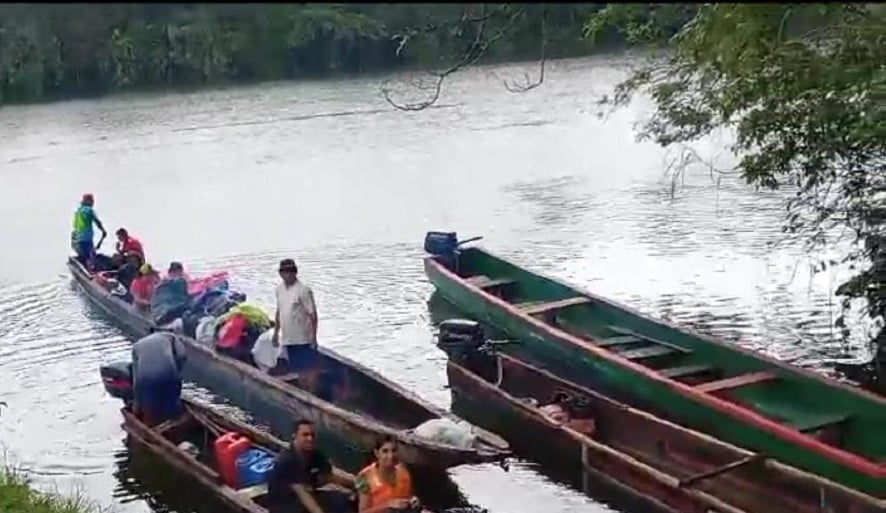 Los voluntarios se trasladaron desde Salamanca en Colón, recorriendo 45 minutos en piragua. Foto:Diómedes Sánchez  