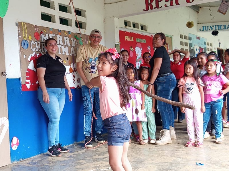  Se efectuó la tradicional ruptura de piñatas para los más pequeños. Foto: Diómedes Sánchez 