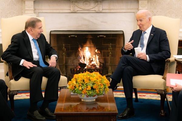 Edmundo González durante su encuentro con Joe Biden. 