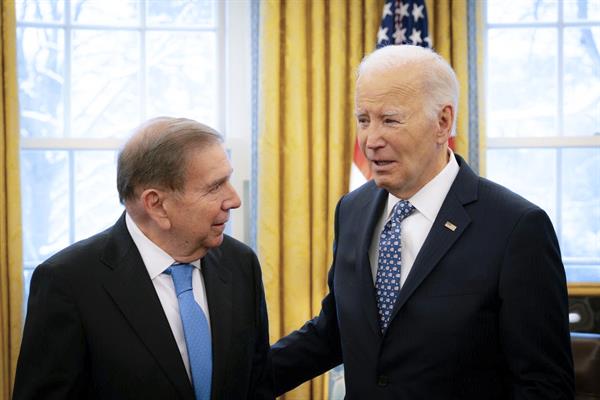 Edmundo González Urrutia junto a Joe Biden. 