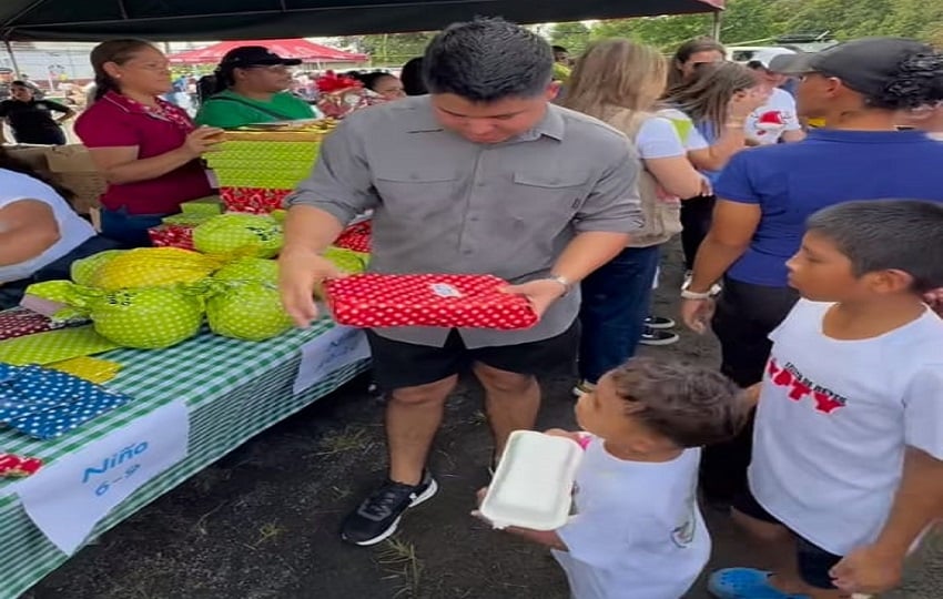 Entrega de regalos en Panamá Norte. Foto: neftalizamorai / Instagram